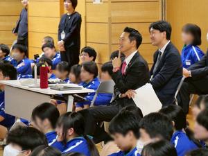 笑顔で発表を聞く市長