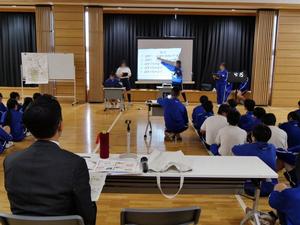 生徒がプレゼン発表する様子