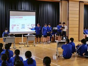 生徒がプレゼン発表する様子