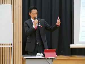 生徒に向けて講義をする市長