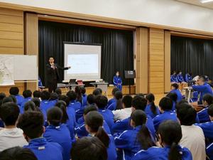 生徒に向けて講義をする市長