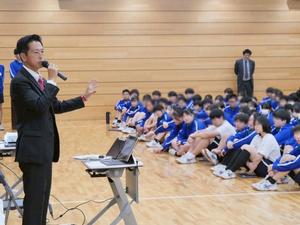 生徒に向けて講義をする市長