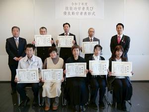 商工会優良勤労者表彰を受けた方々と市長との記念撮影