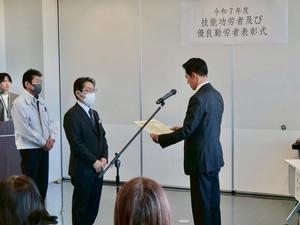 表彰状を読む市長