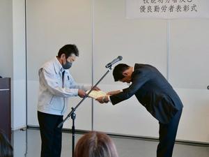 表彰状を授与する市長