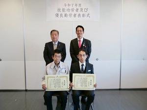吉川市技能功労者表彰を受けたお二人と市長との記念撮影
