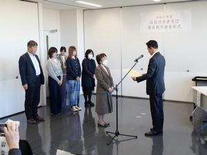 表彰状を読み上げる市長