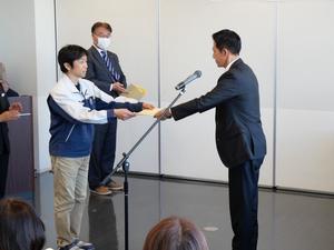 表彰状を授与する市長