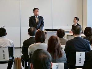 挨拶を述べる商工会長