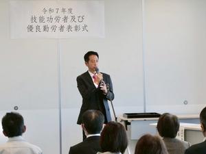 市長が挨拶を述べる様子