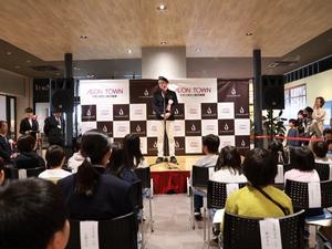 壇上で挨拶をする辻口シェフ