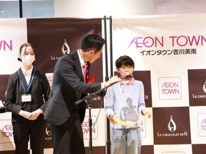 小久保朝陽くんが壇上でコメントする様子