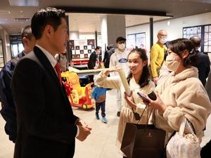 表彰式終了後に市長が増田璃音さんとお母様と談笑する様子