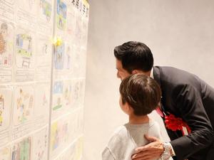 市長と受賞作品を見るのぐちれいくん
