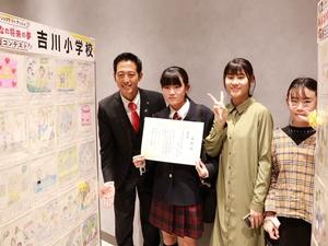 吉野彩葉さんと姉妹のみんなと市長との記念撮影