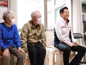 笑顔で皆さんと触れ合う市長