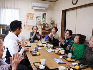笑顔の皆さんとお話をする市長