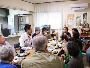 皆さんとお話をする市長