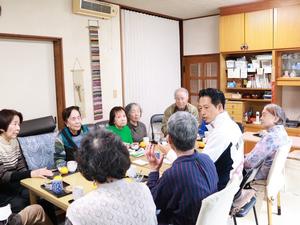 皆さんとお話をする市長