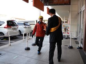 啓発品を配る市長