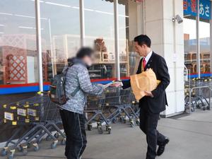 啓発品を配る市長