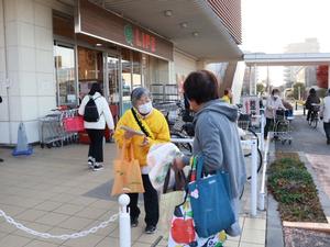 啓発品を配る様子