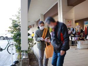 啓発品を配る様子