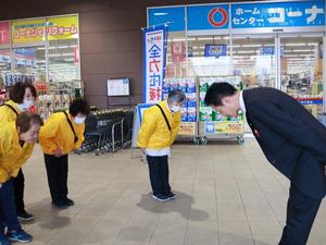 キャンペーン活動終了で参加者にお礼をする市長