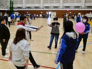 風船バレーに参加する方々と市長