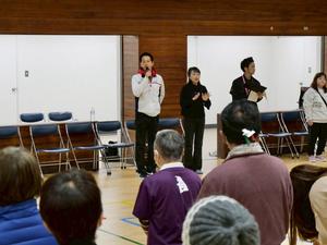 開会式で挨拶を述べる市長