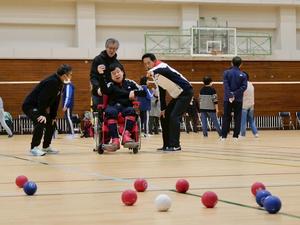ボッチャに参加する市長