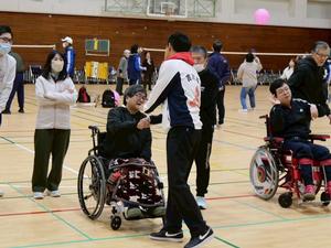 チームメイトと握手する市長