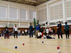 ボッチャに参加する市長