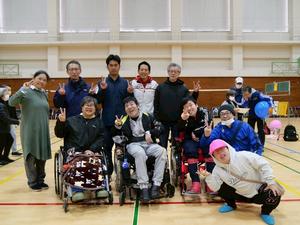 ボッチャの参加者と市長との記念撮影