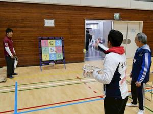 的当てストラックアウトにチャレンジする市長