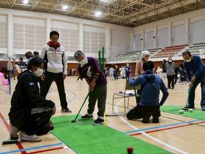 参加者を見守る市長
