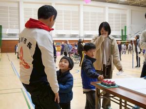 子どもと笑顔で触れ合う市長