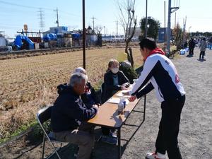 中野二区の受付の方に声をかける市長