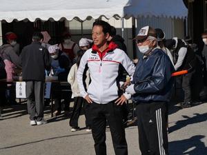 中野二区会長と話をする市長