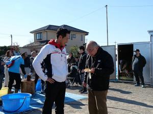 中野二区で市民と話をする市長