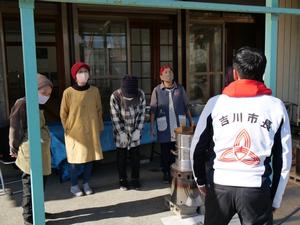 中野二区で市民と話をする市長