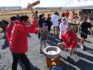 木売新田で餅をつく市長