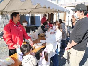 木売新田で市民と話をする市長