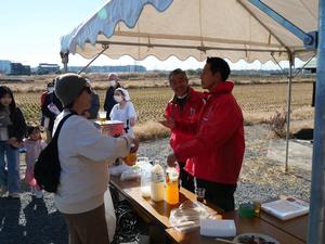 木売新田で市民と話をする市長