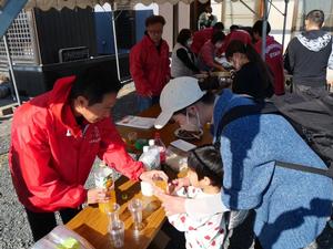 木売新田で飲み物係を手伝う市長