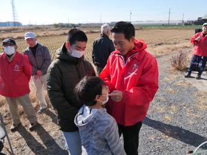 木売新田で市民と話をする市長