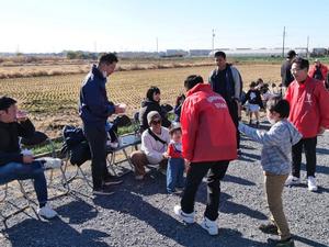 木売新田で市民と話をする市長