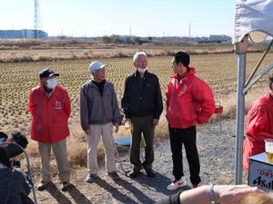 木売新田で市民と話をする市長