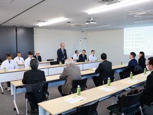 冒頭会議室で説明を受ける様子