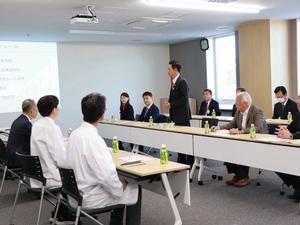 冒頭会議室で挨拶を述べる市長